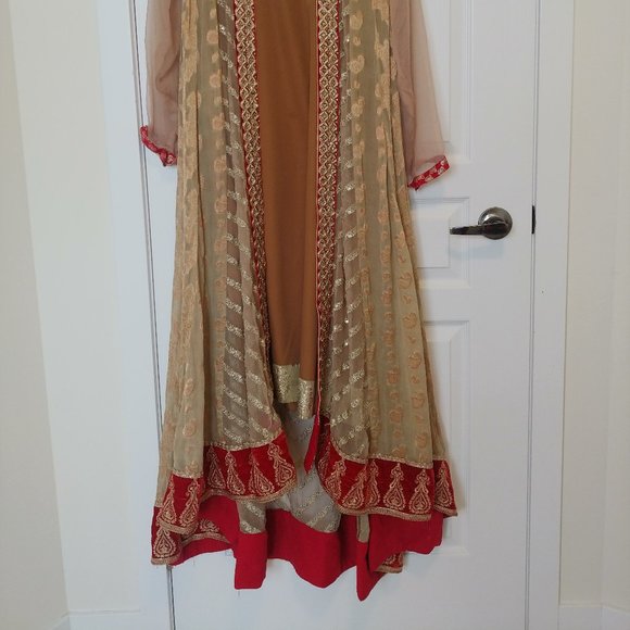 Shiffon Suite with Choori dar Pajama - Picture 2 of 4